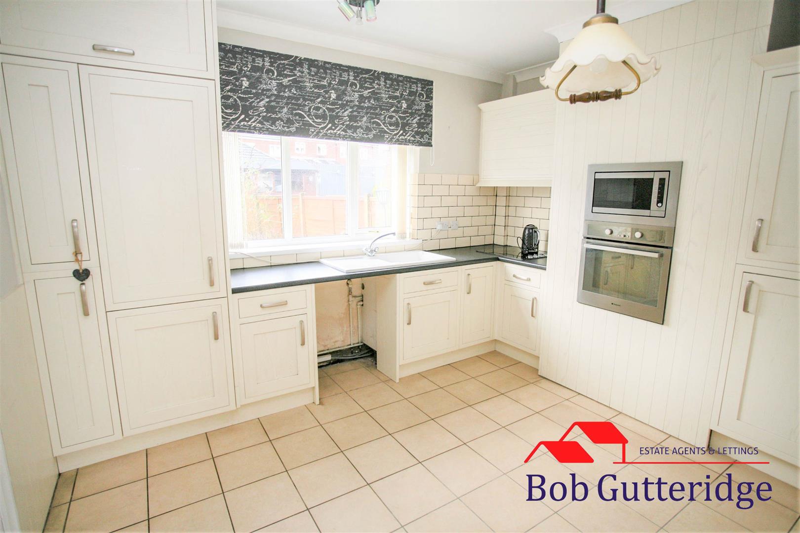 FITTED KITCHEN / DINER